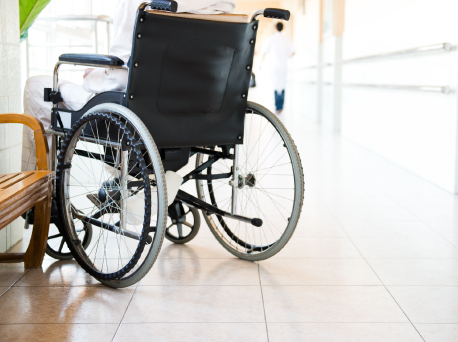 equipos de apoyo y rehabilitación tales como sillas de ruedas, andaderas, bastones, férulas de reposo, rodilleras, botas, entre otros